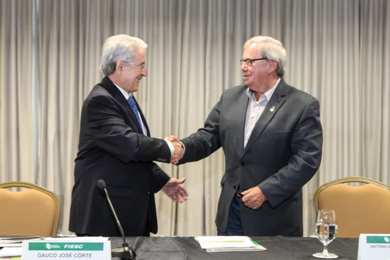 Presidentes da FIESC, Glauco José Côrte (e), e da Fetrancesc, Pedro Lopes, assinam termo de adesão. Foto Heraldo Carnieri