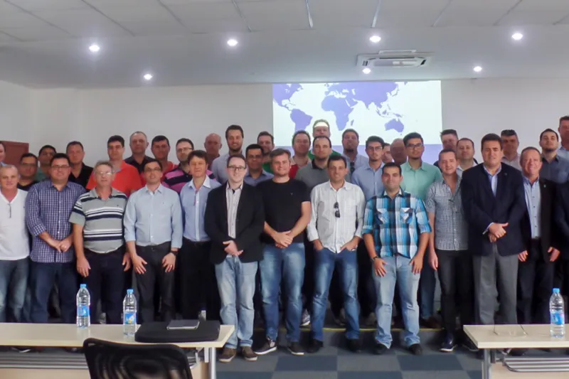 Delegação brasileira em visita à empresa Demc, fornecedora do setor automotivo, com sede em Xangai