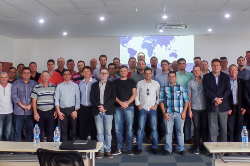 Delegação brasileira em visita à empresa Demc, fornecedora do setor automotivo, com sede em Xangai Delegação brasileira em visita à empresa Demc, fornecedora do setor automotivo, com sede em Xangai