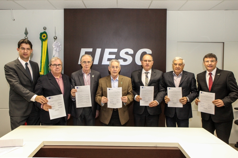 Integrantes do COFEM mostram manifesto: (esq. p/ dir) Alcides de Andrade (Fampesc), Pedro Lopes (Fetrancesc), Alaor Tissot (Facisc), Glauco José Côrte (Fiesc), Bruno Breithaupt (Fecomércio), José Zeferino Pedrozo (Faesc) e Ivan Tauffer (FCDL) (foto: Heraldo Carnieri) Integrantes do COFEM mostram manifesto: (esq. p/ dir) Alcides de Andrade (Fampesc), Pedro Lopes (Fetrancesc), Alaor Tissot (Facisc), Glauco José Côrte (Fiesc), Bruno Breithaupt (Fecomércio), José Zeferino Pedrozo (Faesc) e Ivan Tauffer (FCDL) (foto: Heraldo Carnieri)