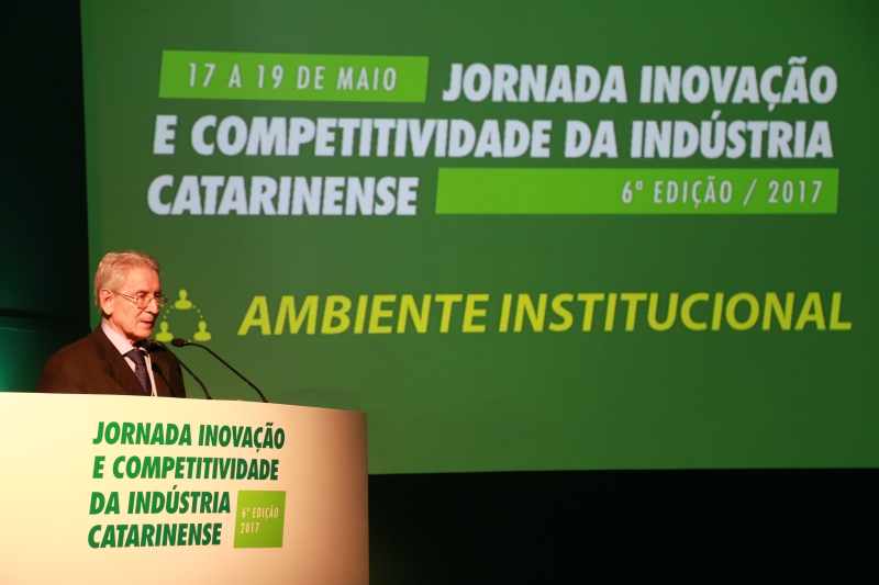 Presidente da FIESC, Glauco José Côrte, durante a Jornada Inovação e Competitividade (foto: Marcus Quint)