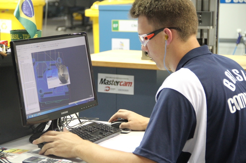 Fresagem a CNC, na qual o catarinense Alef Scholze representa o Brasil, é uma das 50 ocupações em disputa. Foto: Ivonei Fazzioni Fresagem a CNC, na qual o catarinense Alef Scholze representa o Brasil, é uma das 50 ocupações em disputa. Foto: Ivonei Fazzioni
