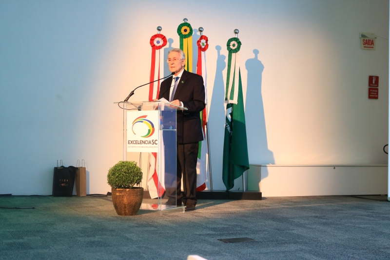 Presidente da FIESC, Glauco José Côrte, durante discurso na cerimônia de entrega do Prêmio Catarinense da Excelência