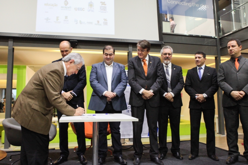 Assinatura ocorreu durante o lançamento do programa Educação Fora da Caixa. Foto: Heraldo Carnieri Assinatura ocorreu durante o lançamento do programa Educação Fora da Caixa. Foto: Heraldo Carnieri