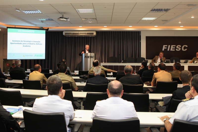 Presidente da FIESC, Glauco José Côrte, no encerramento do seminário realizado em Florianópolis (foto: Filipe Scotti)