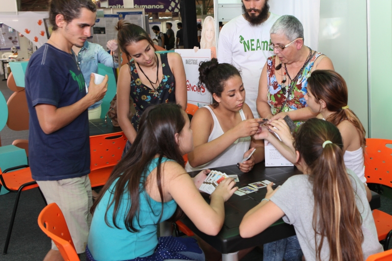 Professora Nanci e seus alunos participam de jogo do programa SESI Ciências. Foto: Filipe Scotti Professora Nanci e seus alunos participam de jogo do programa SESI Ciências. Foto: Filipe Scotti