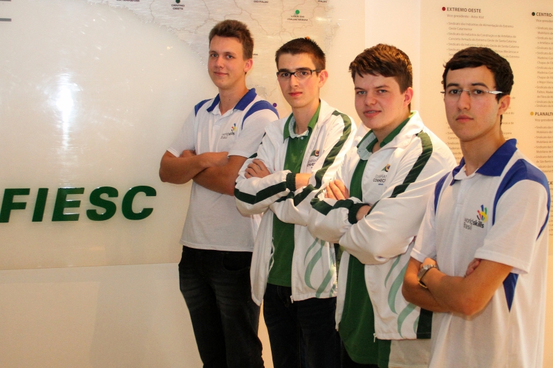 Alef Sholze (E), Rafael Oening, Eduardo Kruczkievicz e Rodrigo Campos (Foto: Filipe Scotti) Alef Sholze (E), Rafael Oening, Eduardo Kruczkievicz e Rodrigo Campos (Foto: Filipe Scotti)