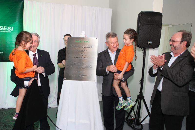 Côrte e Döhler, com as crianças: educação é prioridade (foto: André Köpsch) Côrte e Döhler, com as crianças: educação é prioridade (foto: André Köpsch)