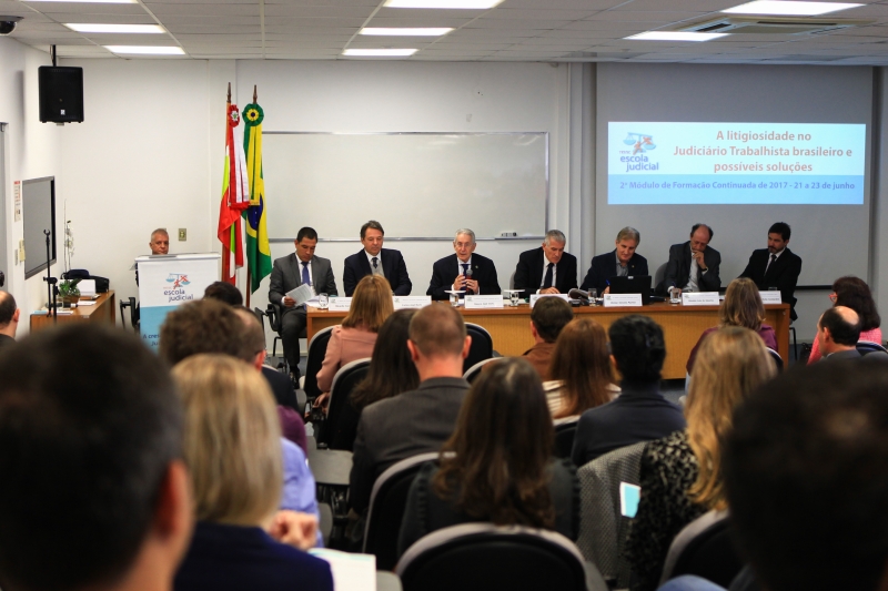 Debate reuniu lideranças de empregadores e de trabalhadores (Foto: Filipe Scotti)