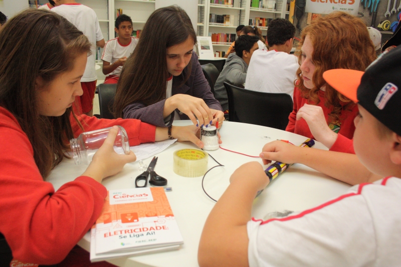 O grupo de trabalho da Pamela (C) estudou conceitos da física relacionados ao calor. Foto: Elida Ruivo O grupo de trabalho da Pamela (C) estudou conceitos da física relacionados ao calor. Foto: Elida Ruivo