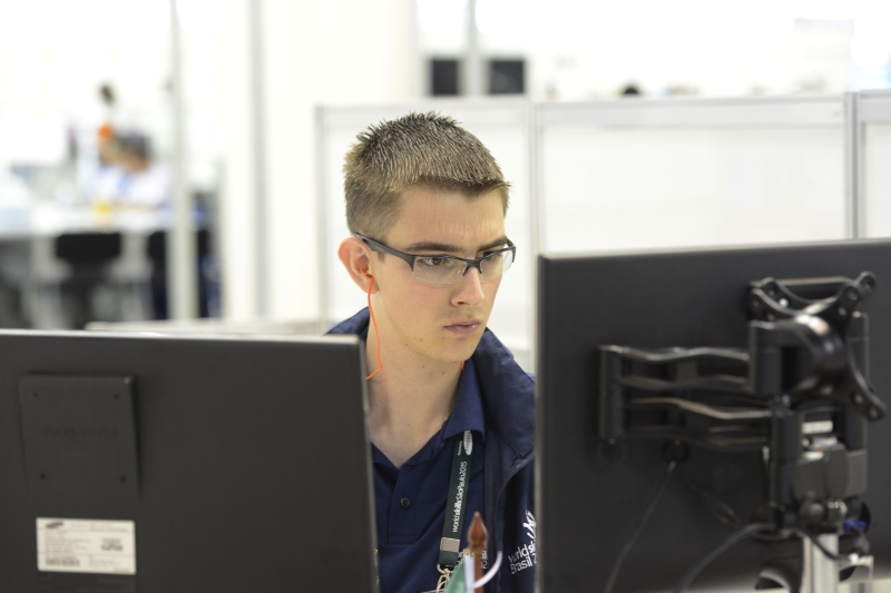 Rafael Oening, de Blumenau, tem que realizar conexões eficientes entre diversos dispositivos de informática. Foto: José Paulo Lacerda/CNI. Rafael Oening, de Blumenau, tem que realizar conexões eficientes entre diversos dispositivos de informática. Foto: José Paulo Lacerda/CNI.