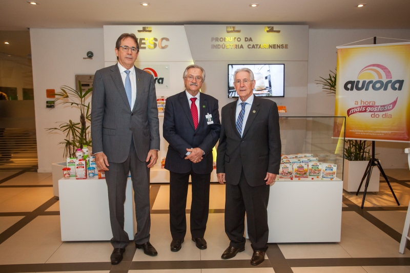 Lanznaster com o presidente da FIESC, Glauco José Côrte (d), e com o 1º vice-presidente da entidade (e), Mario Cezar de Aguiar (foto: Marcos Campos)