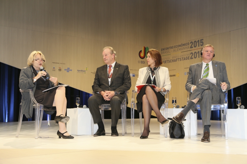Da esquerda p/ direita: jornalista e mediadora Hildegard Stausbergo; presidente da CEAL, Ingo Plöger; gerente de estratégia de mercados da Apex Brasil, Ana Paula Repezza; e o CEO da Volkswagen Truck & Bus, Andreas Renschler (Foto: Divulgação FIESC) Da esquerda p/ direita: jornalista e mediadora Hildegard Stausbergo; presidente da CEAL, Ingo Plöger; gerente de estratégia de mercados da Apex Brasil, Ana Paula Repezza; e o CEO da Volkswagen Truck & Bus, Andreas Renschler (Foto: Divulgação FIESC)