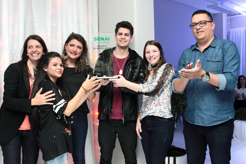 Equipe de Blumenau celebra a conquista do primeiro lugar no desafio (foto: Flávio Ueta)