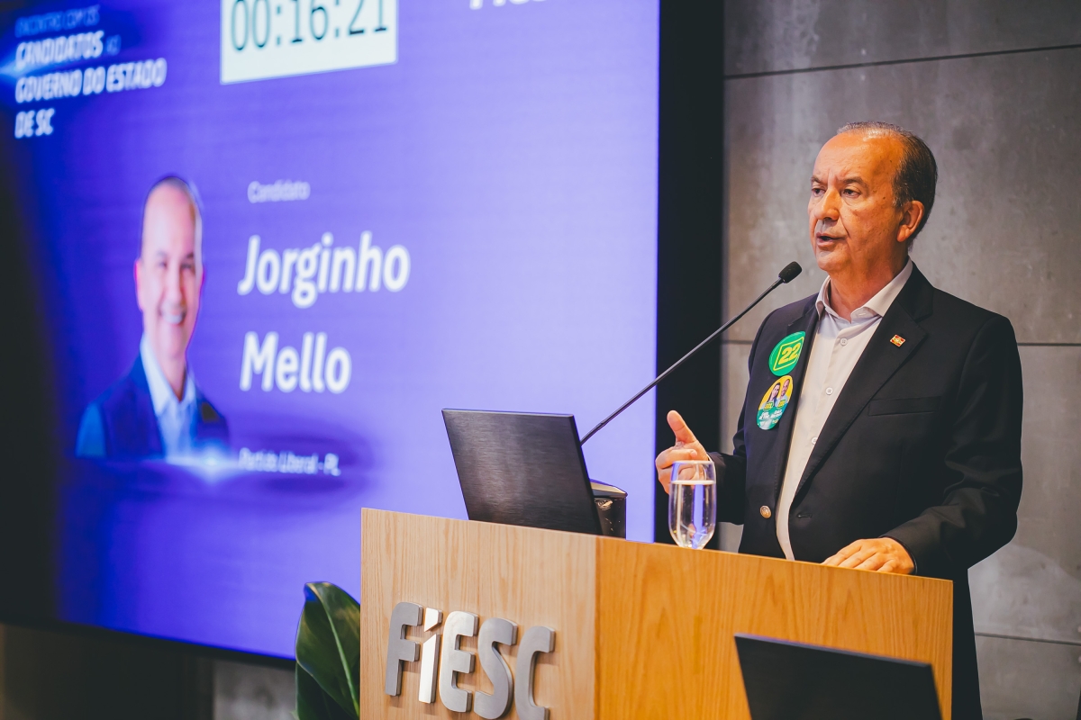 Jorginho Mello em evento de apresentação de propostas de governo na FIESC